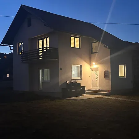 Kuca Kraj Teniskih Terena