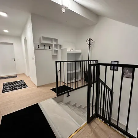 Hotel Kuca Kraj Teniskih Terena *